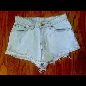 LEVI LIGHT BLUE DENIM/JEAN SHORTS